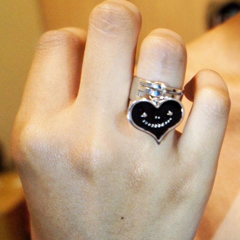 心梦手作饰品系列  - 黑色金属微笑爱心戒指 - 戒指 - 其他金属 黑色