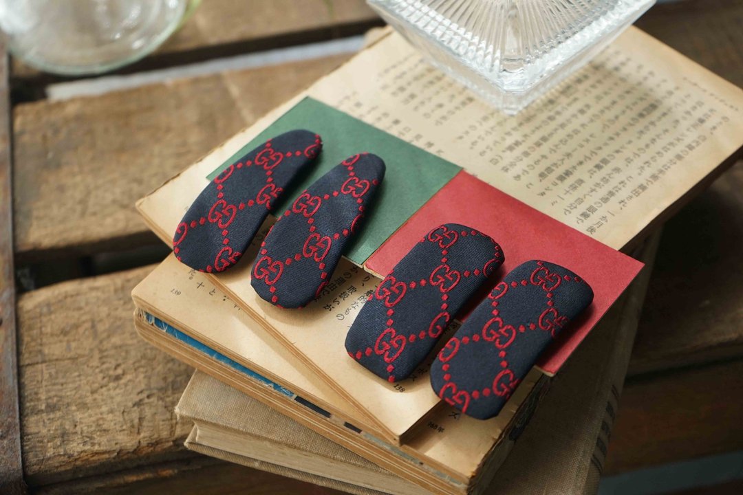 古董领带改制发夹-Gucci-经典 logo 款 - 红蓝配色 - 发饰 - 丝．绢 红色
