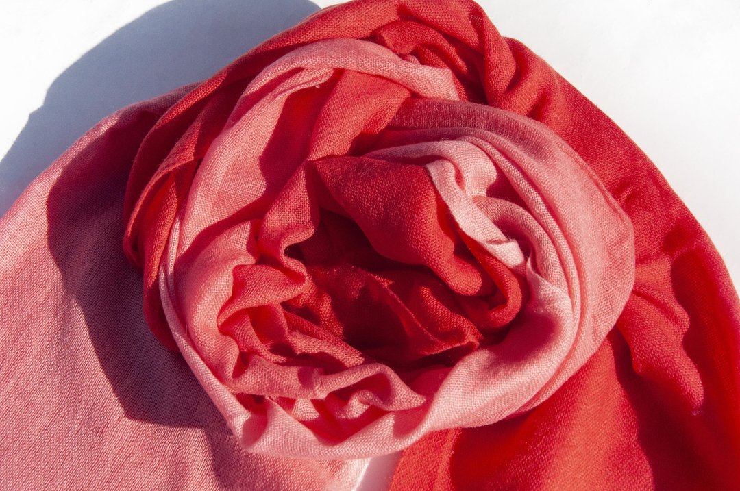 喀什米尔Cashmere/羊绒围巾/纯羊毛围巾披巾/戒指绒披肩-草莓渐层 - 围巾/披肩 - 羊毛 红色