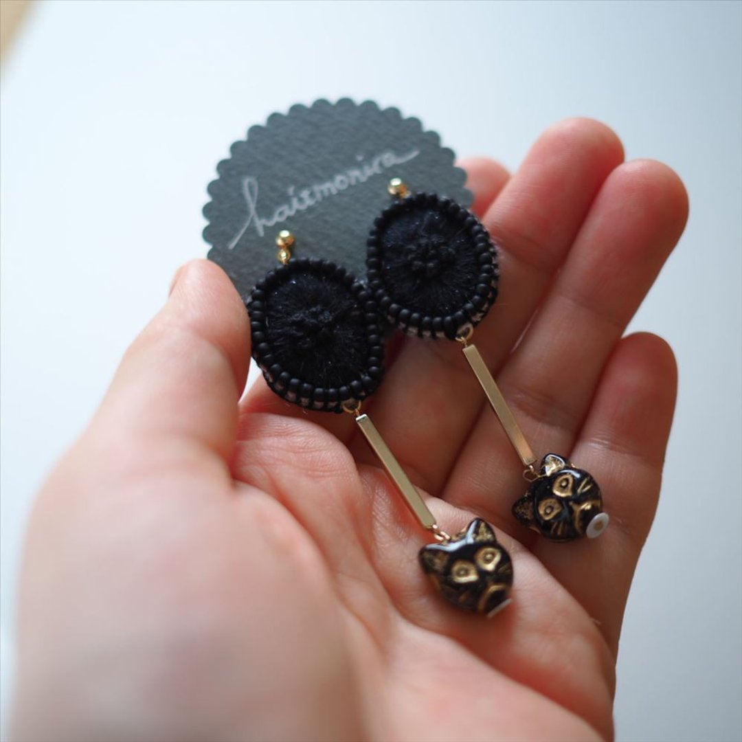 Embroidery earrings / earrings [black cat] / handmade embroidery earrings (Black Cat) - 耳环/耳夹 - 绣线 黑色