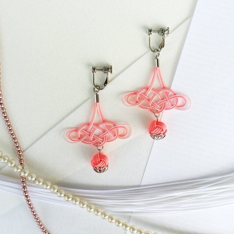 Rolled awaji rolling beads shake water cord earrings coral - 耳环/耳夹 - 纸 粉红色