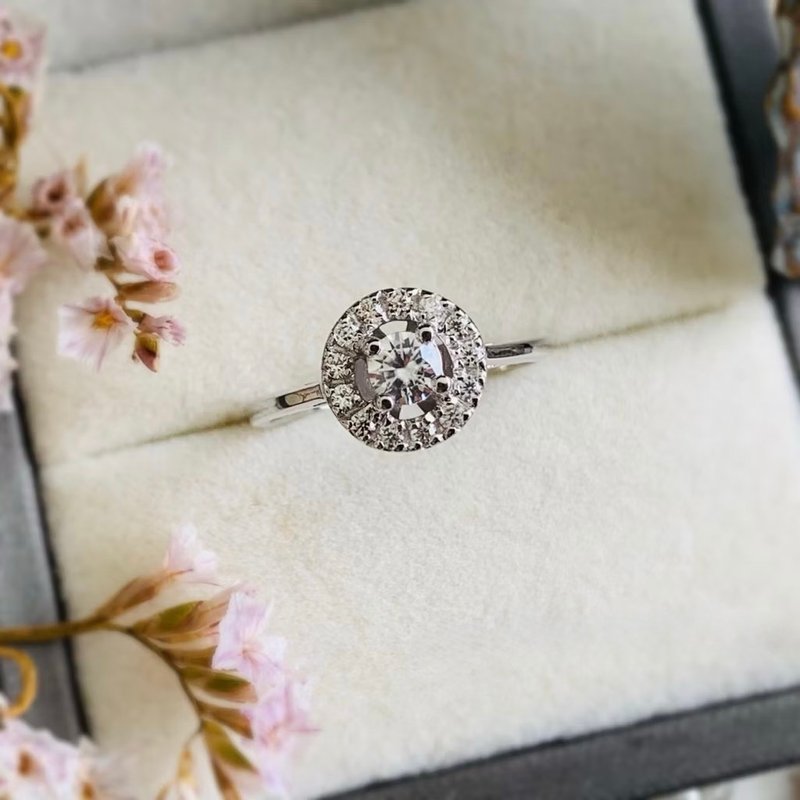 戒指上镶嵌一颗 4 毫米圆形切割的白色锆石, 周围环绕着一颗 1.5 - 戒指 - 半宝石 透明