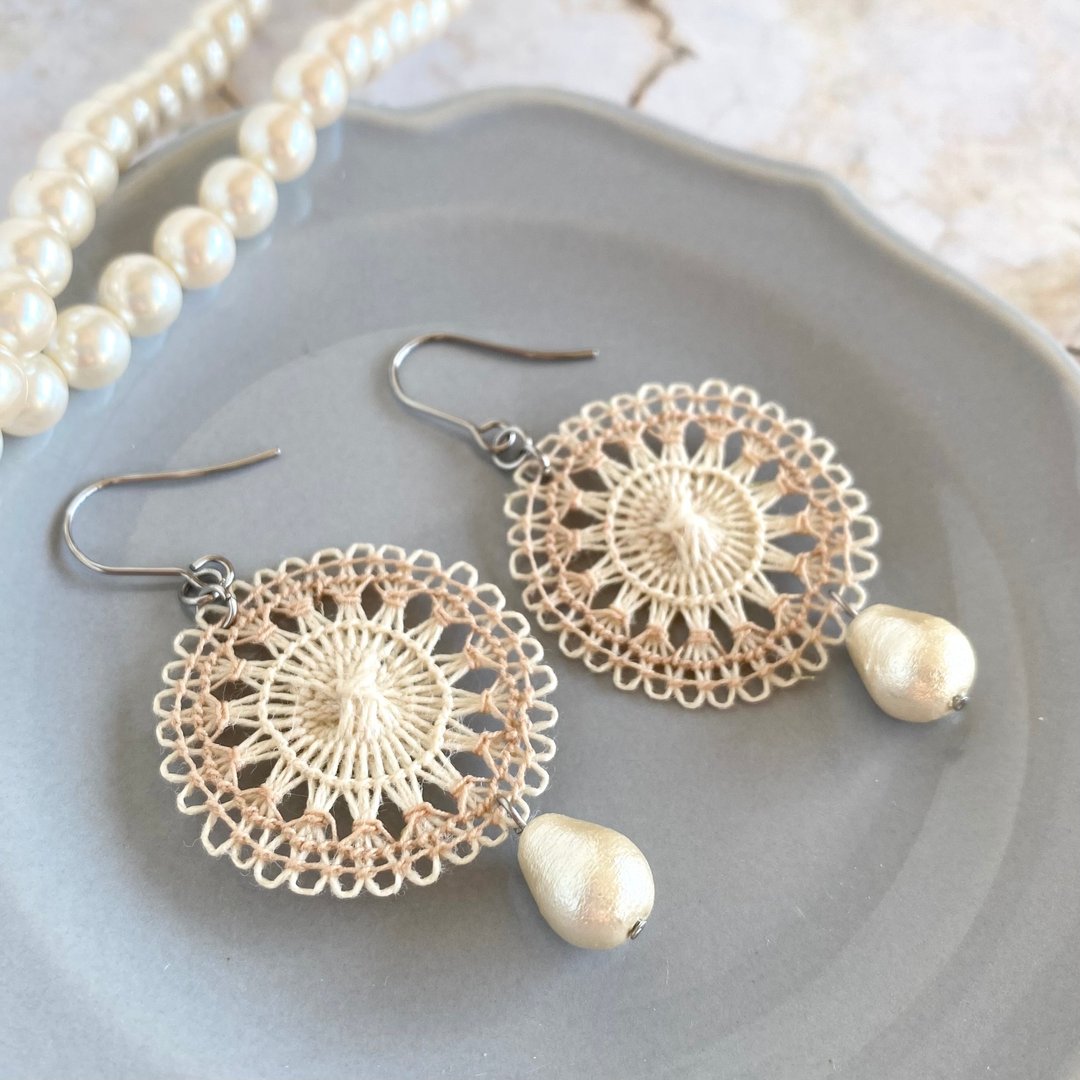Lace pattern with cotton pearl beige earrings【可改耳夹】米色蕾丝编织耳环 棉花珍珠 レース模様 糸とコットンパール - 耳环/耳夹 - 绣线 卡其色