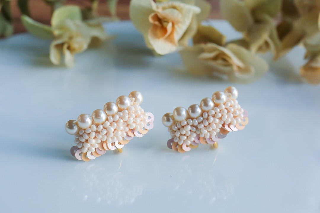 Pearl scallop earrings pink - 耳环/耳夹 - 其他材质 粉红色