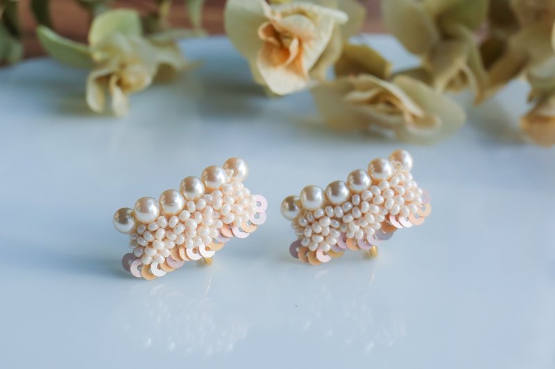 Pearl scallop earrings pink - 耳环/耳夹 - 其他材质 粉红色