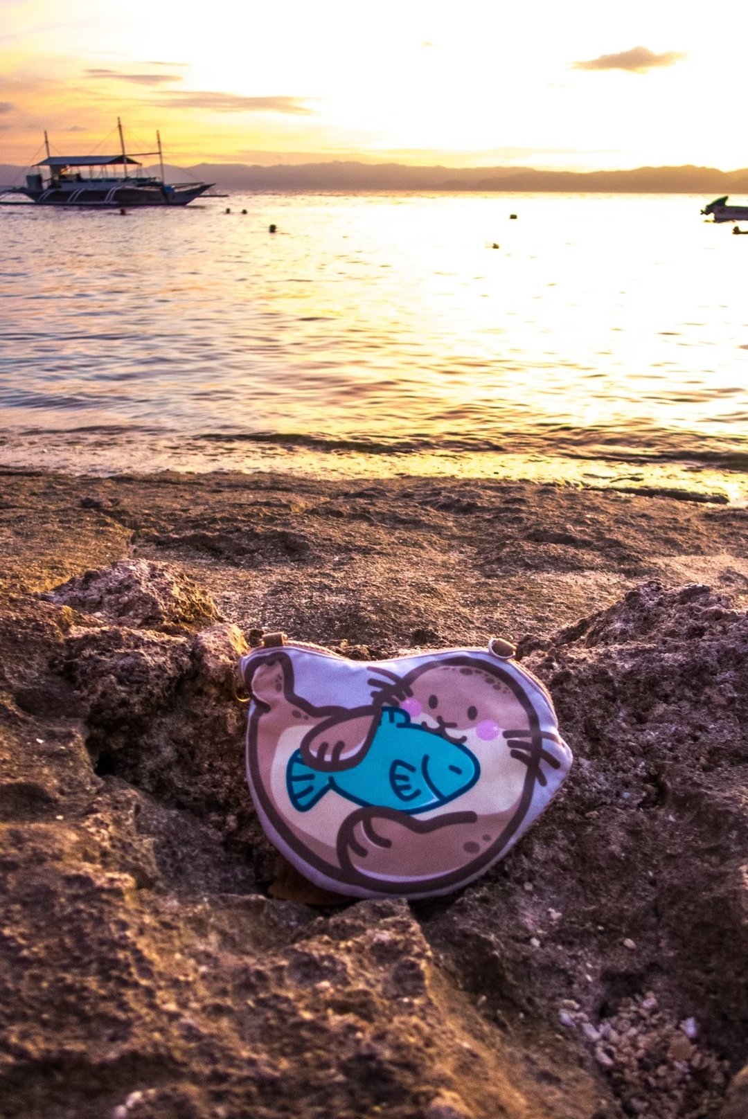 【快速出货】海洋侧背袋-海豹 - 手拿包 - 棉 卡其色