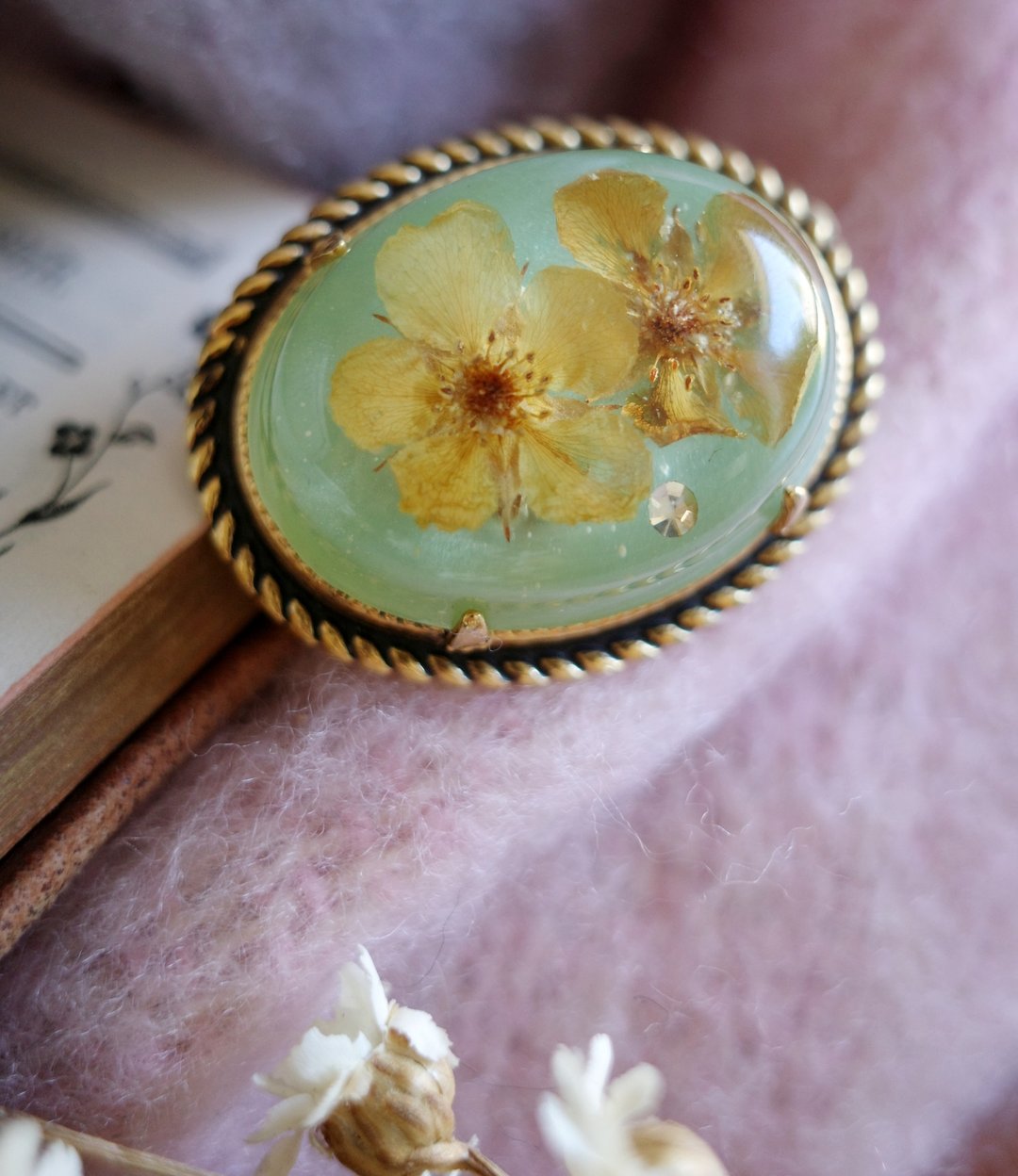 古董金框塑料花 CAMEO 椭圆别针胸针 A45 - 胸针 - 其他金属 金色