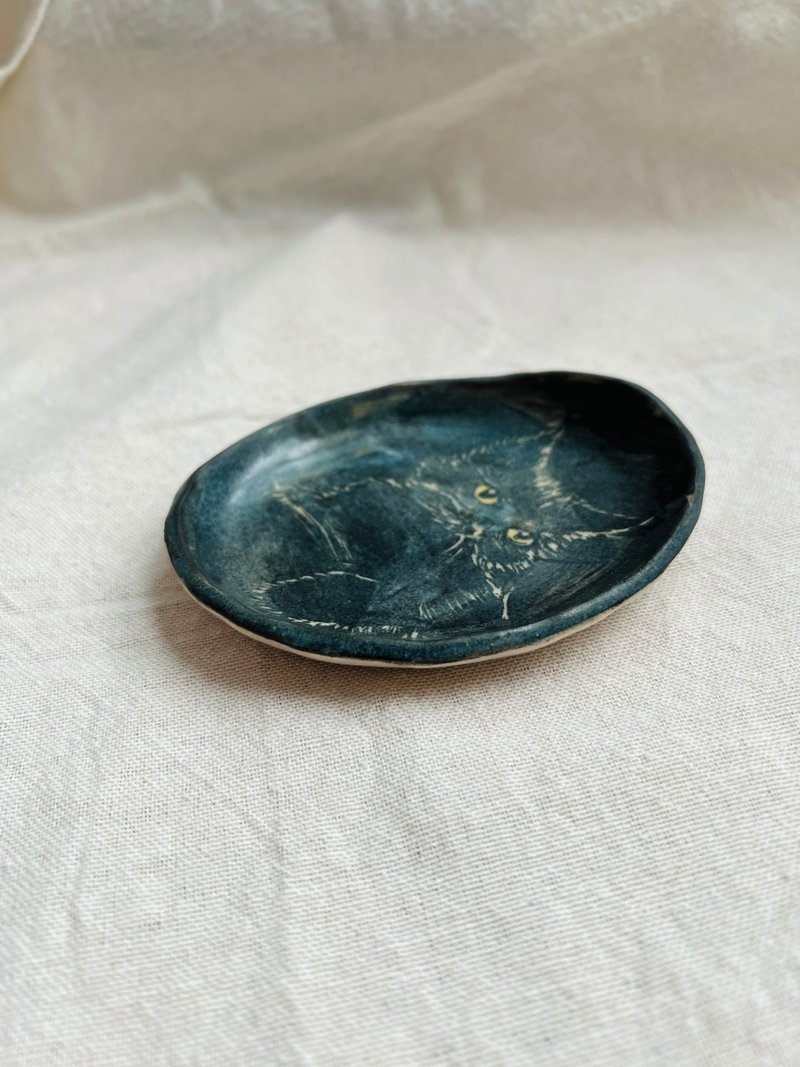猫015 黑影   手绘陶 11 x 8.8 x1.8 cm - 盘子/餐盘/盘架 - 陶 
