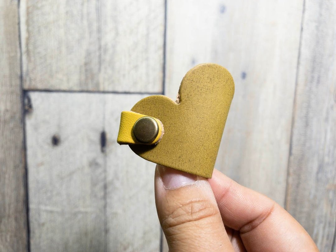 ONES Natural School Dusty Olive Ones Heart Cord Reel Plump Cute OHC-OY - 卷线器/电线收纳 - 真皮 绿色