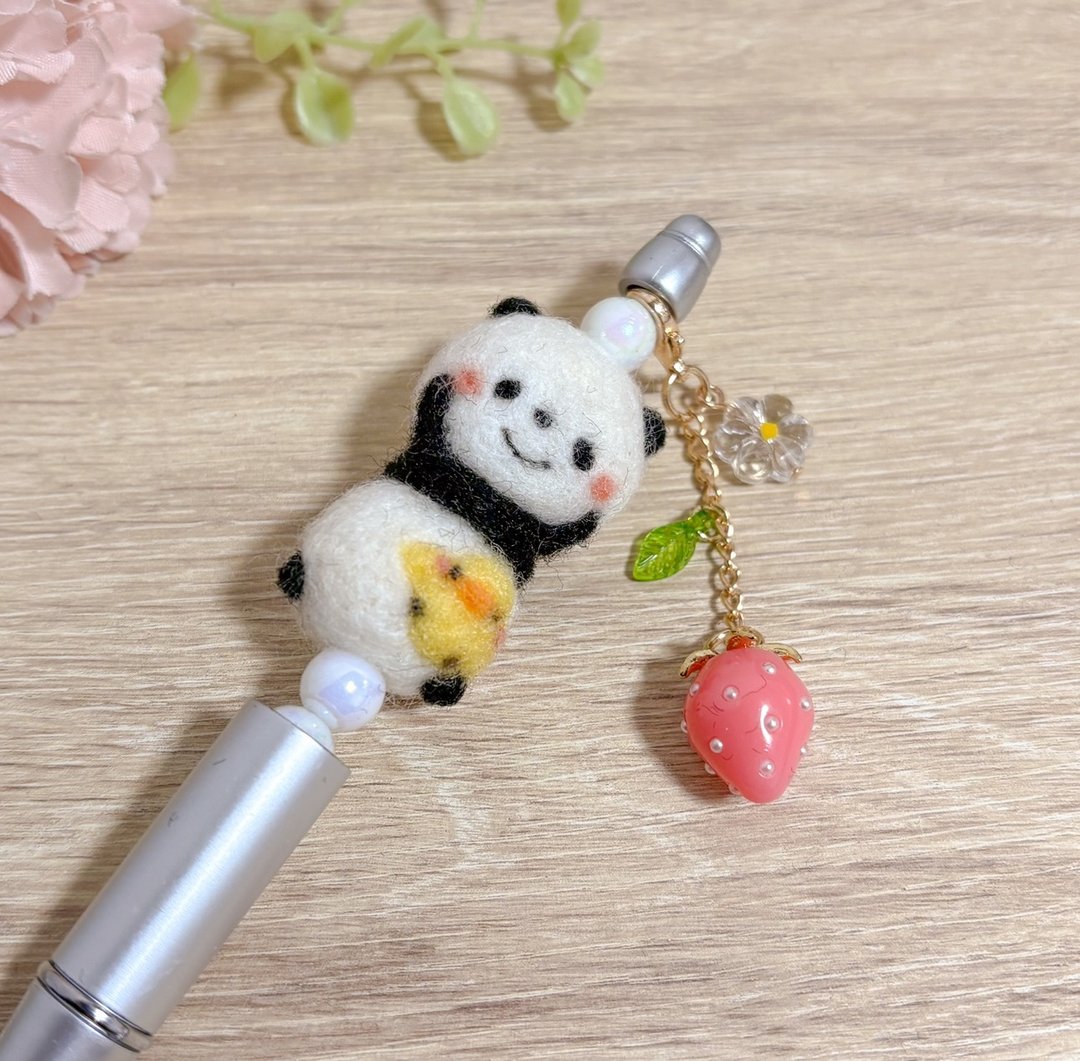 害羞微笑的麻糬熊猫 羊毛毡 定制化原子笔 戳戳乐 熊猫 panda 熊猫 文具 办公用品 笔记用具 - 其他书写用品 - 羊毛 白色
