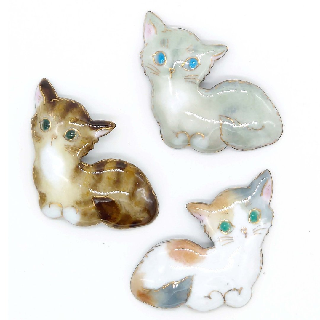 香箱座姿猫咪七宝烧胸针 - 胸针 - 其他金属 白色