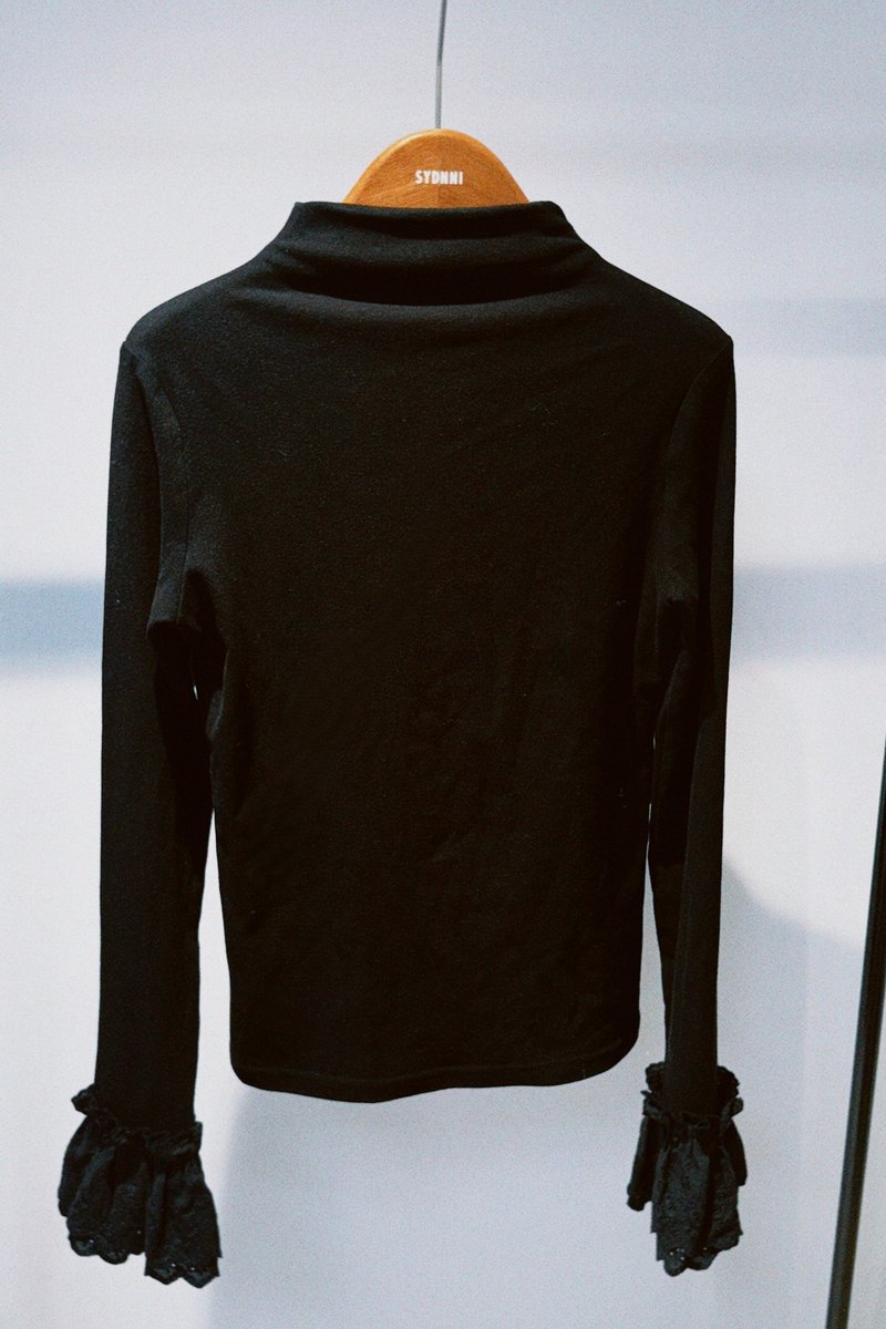 lace sleeve top 蕾丝装饰袖上衣 black 寂静黑 - 女装上衣 - 棉．麻 黑色