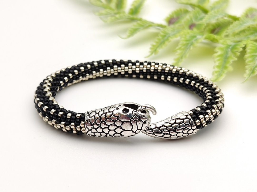 Black snake bracelet, Mens bead bracelet, Unisex bracelet, Handmade bracelet - 手链/手环 - 玻璃 黑色