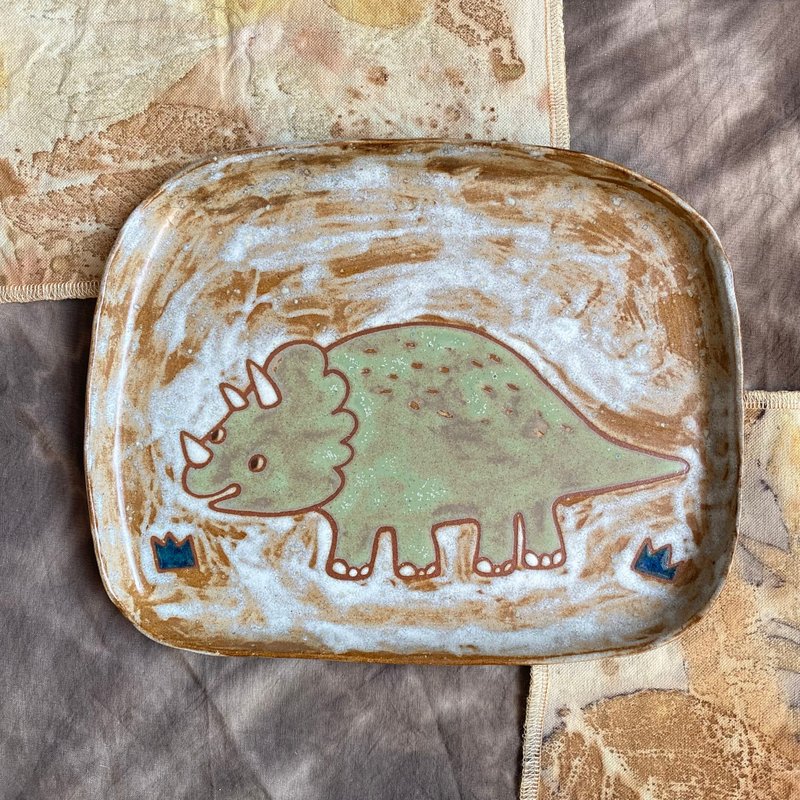 【タケ-TA KE Studio】恐龙盘。三角龙 - 盘子/餐盘/盘架 - 陶 卡其色