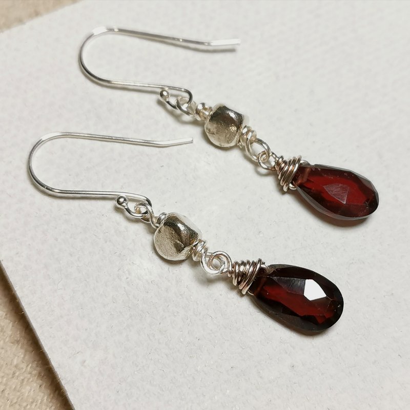 天然石榴石纯银耳环/水滴宝石珠/手工制作/925/999 - 耳环/耳夹 - 宝石 红色