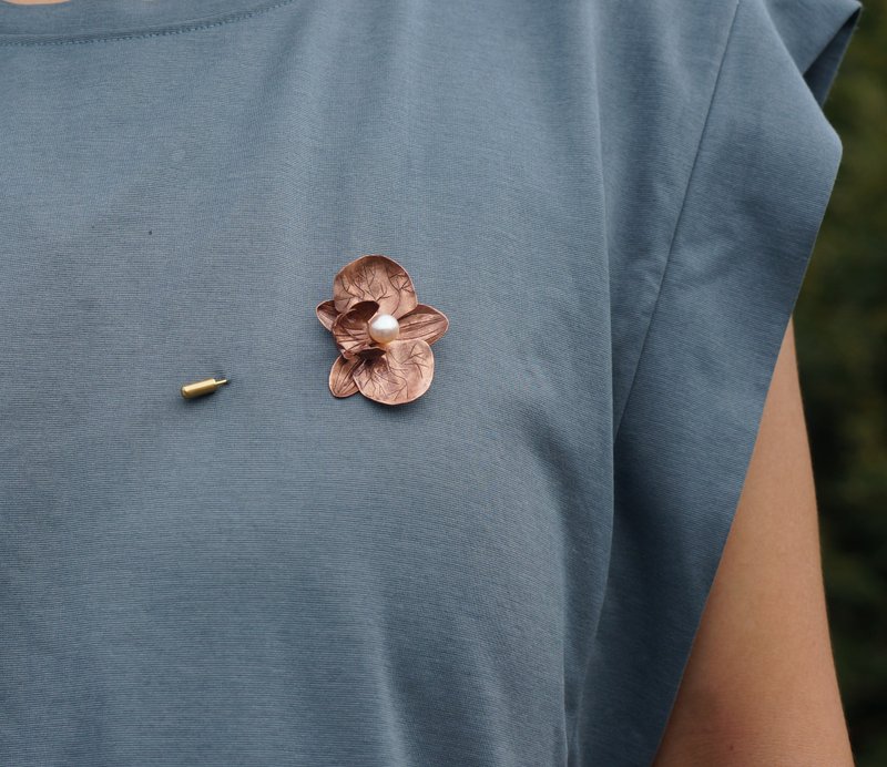 【溪山手作】手工紫铜蝴蝶兰淡水珍珠胸襟针 - 胸针 - 其他金属 