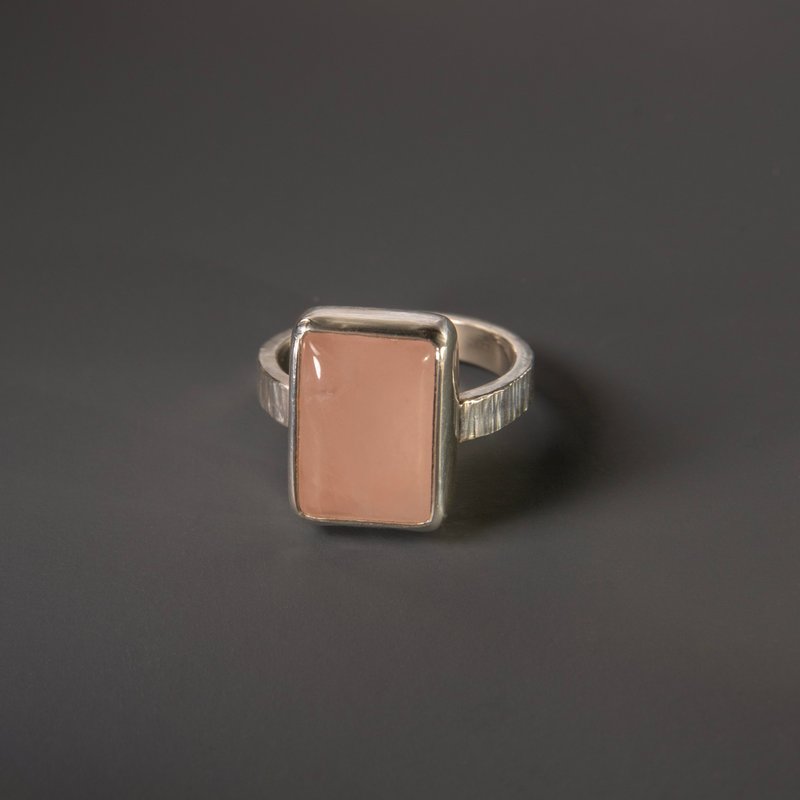 手工制作925纯银玫瑰石英戒指 – 长方形宝石、敲花戒圈 - 戒指 - 纯银 粉红色