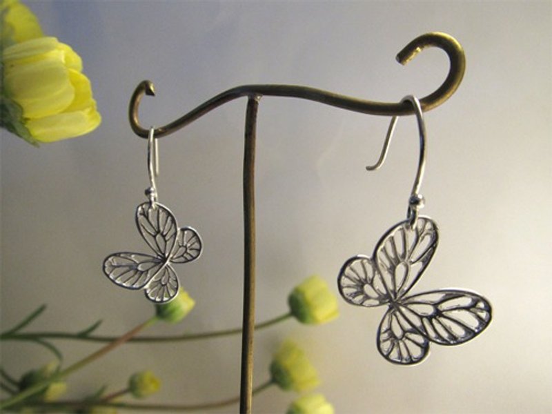 Openwork butterfly earrings - 耳环/耳夹 - 纯银 