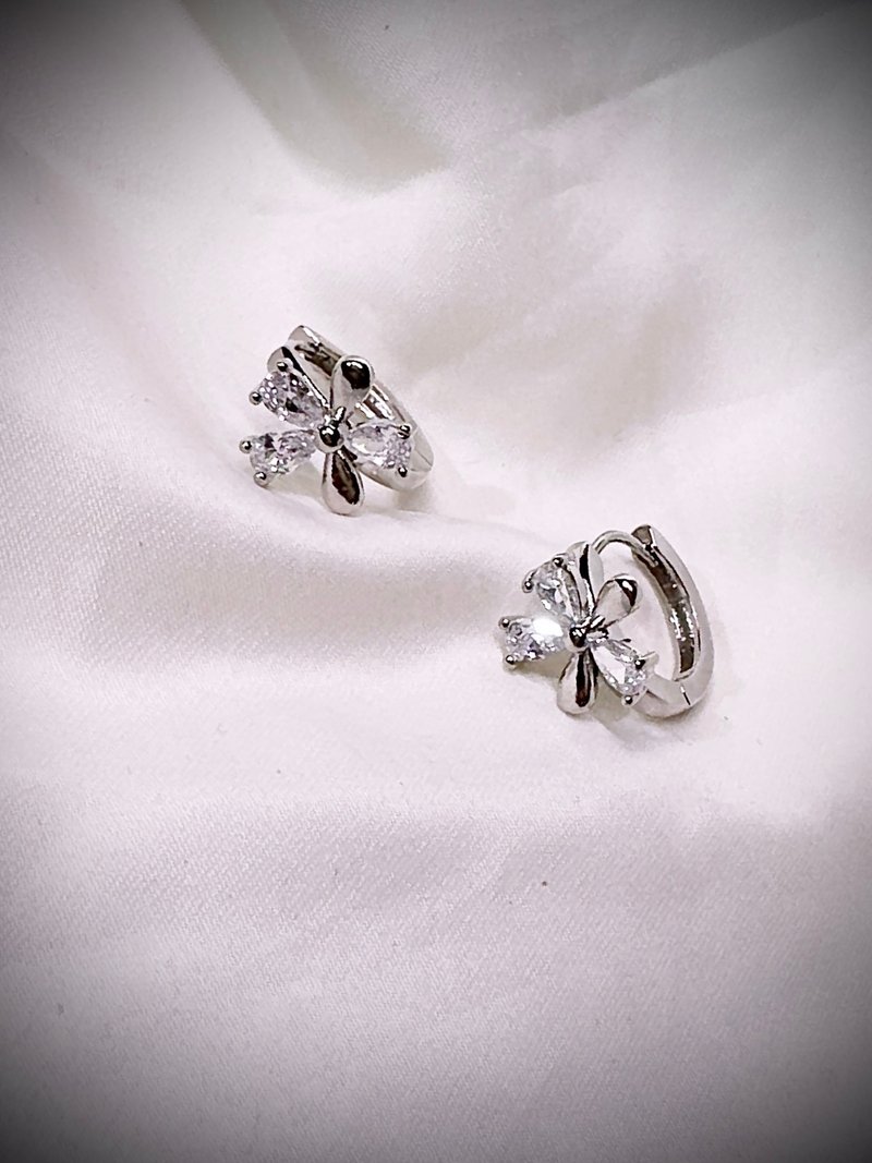 C&W 轻奢优雅超闪锆石小雏菊s925纯银简约时尚耳扣耳环 - 耳环/耳夹 - 纯银 银色