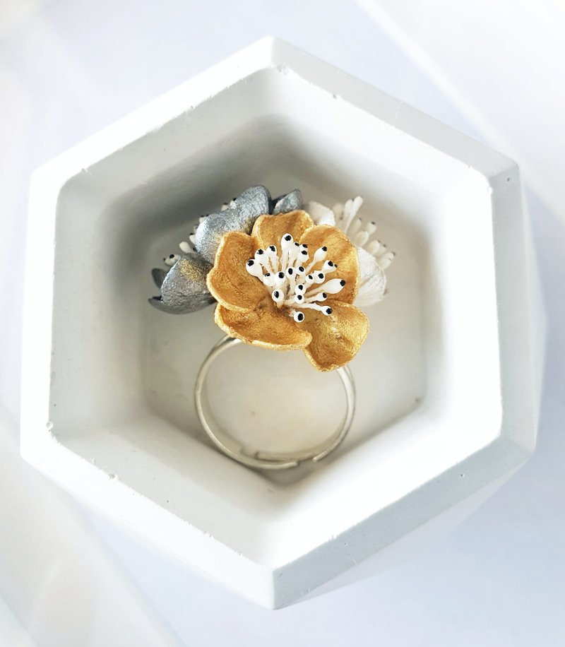 Blossom ring/ Gold flower ring/ Plants ring/ Sakura ring/ Minimalist flower ring - 戒指 - 其他材质 金色