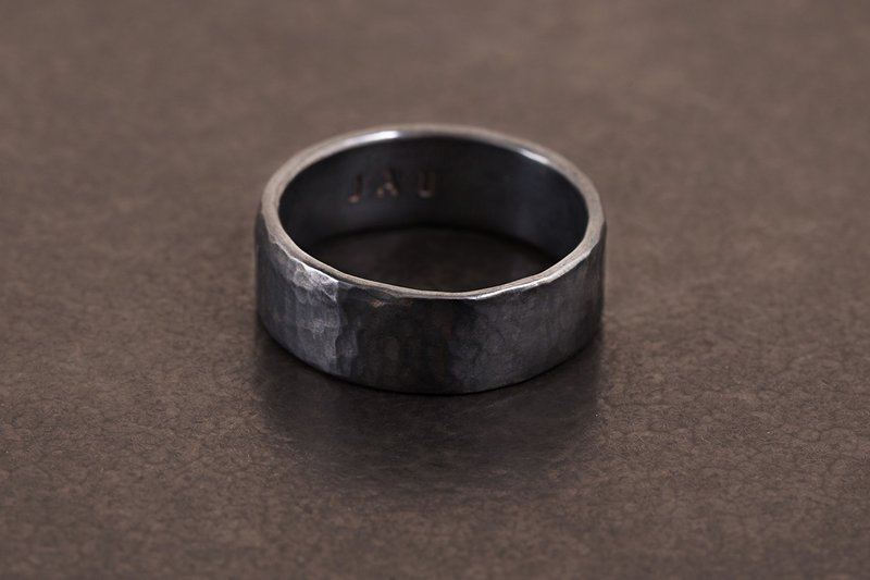 定制化 雷雕Oxidized Hammered Ring 戒指 - 炭墨黑 - 锤目海纹/ - 戒指 - 纯银 黑色