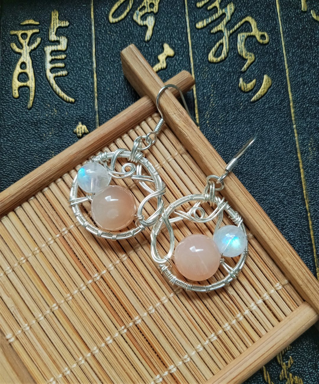 佚名山河。耳环。漂亮温柔耳环。橘月光石。蓝月光石。金属编织 - 耳环/耳夹 - 宝石 多色