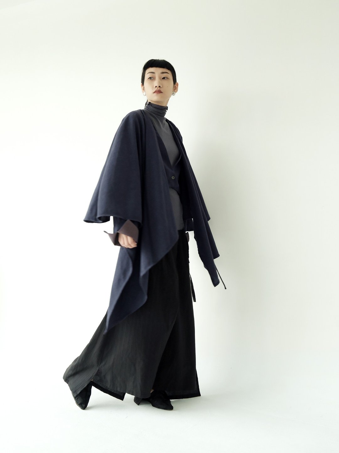 川 衣 WEAR BEING 披肩可拆两件式外套 丈青X条纹蚕丝 - 女装休闲/机能外套 - 棉 蓝色