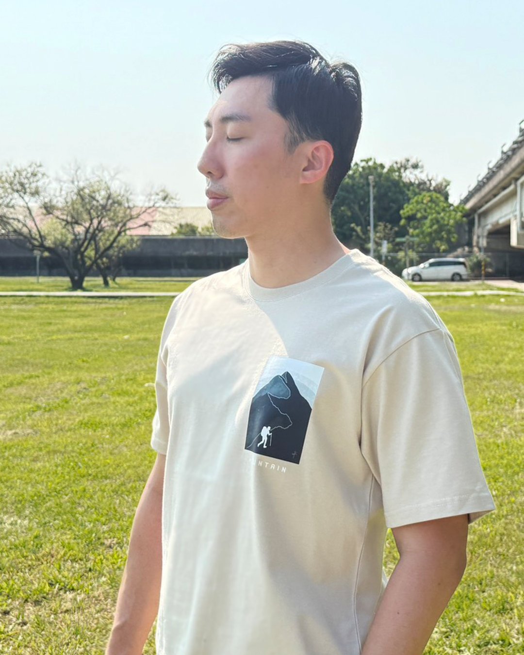 ZJ重磅宽版落肩短袖T恤 山人 徽章系列绘图设计 台湾制造MIT 沙色 - 男装上衣/T 恤 - 棉 卡其色