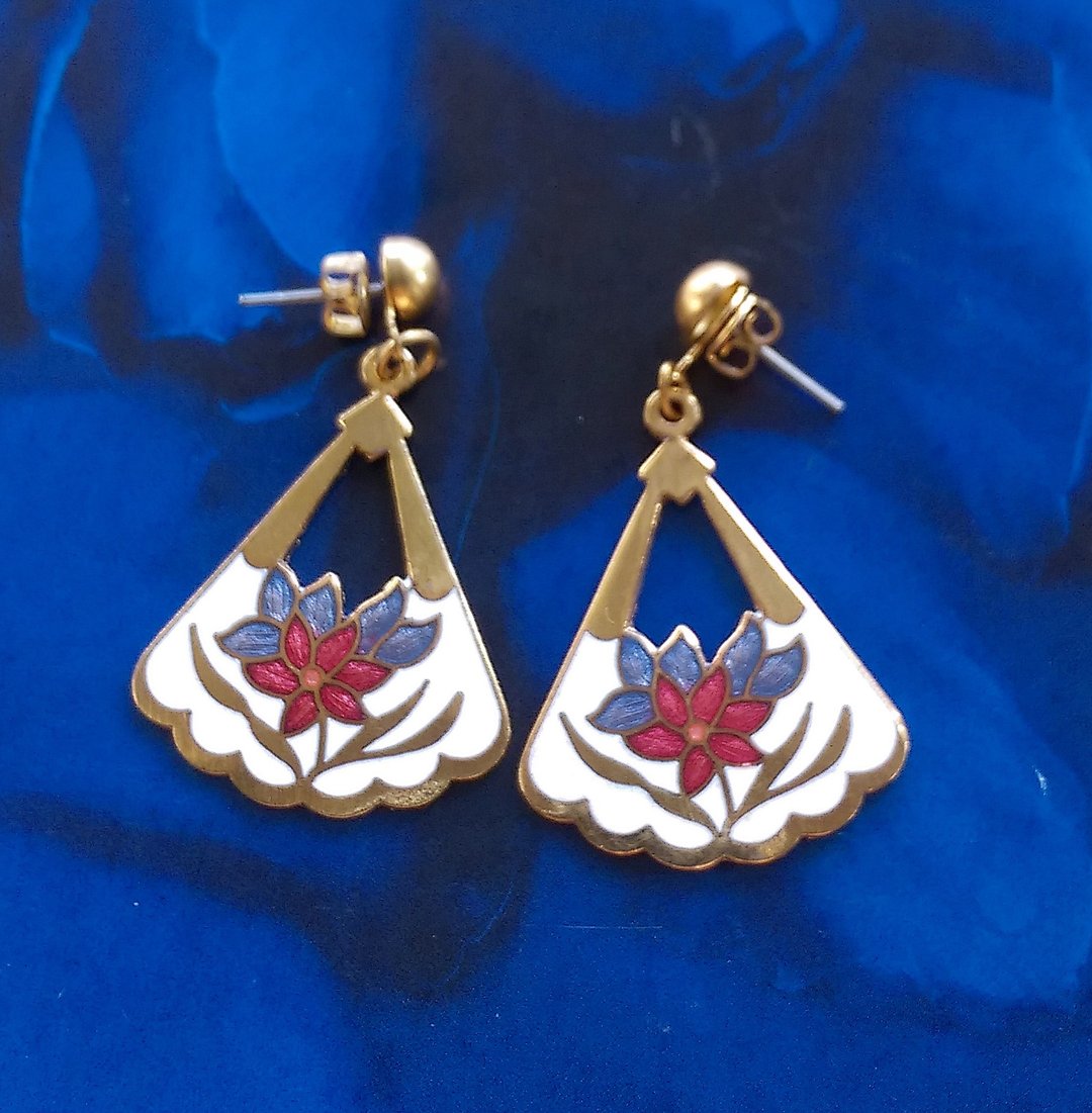 【西洋古董饰品 】景泰蓝 白底 三角波浪 花卉 耳勾针 针式耳环 - 耳环/耳夹 - 其他材质 金色
