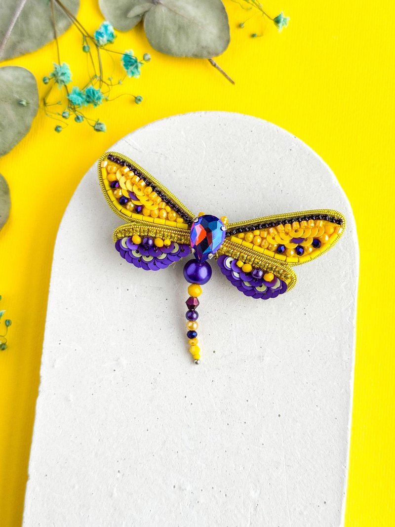 缀有珠饰与亮片的刺绣蜻蜓胸针 - 徽章/别针 - 其他材质 黄色