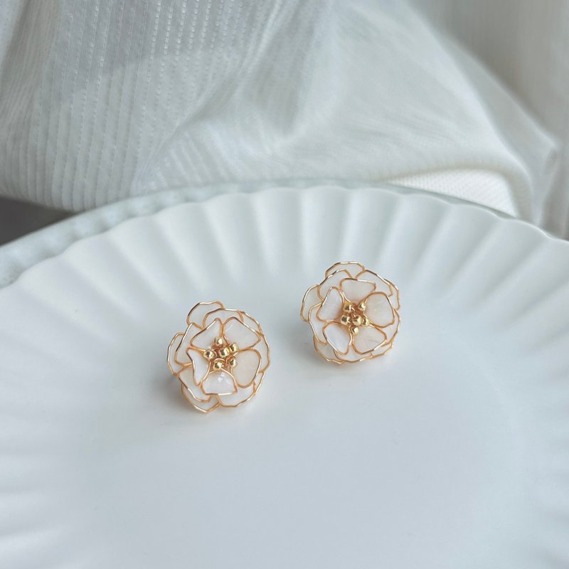 山茶花 uv树脂 手作耳环/耳夹 礼物  礼盒礼物穿搭配件 礼物 - 耳环/耳夹 - 其他材质 白色