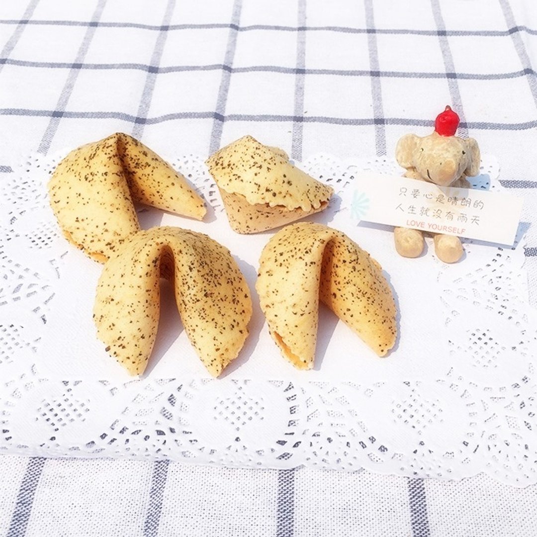 定制化幸运签饼 爆炸头少女礼盒 黑胡椒风味 手工现烤幸运饼干15入 FORTUNE COOKIE - 手工饼干 - 纸 黑色