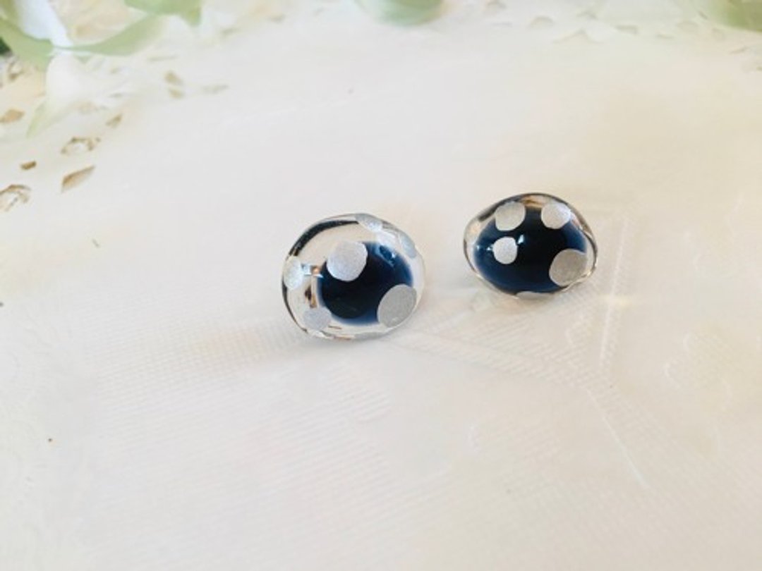 Silver joint x glass earrings (dot pattern, blue) - 耳环/耳夹 - 其他金属 