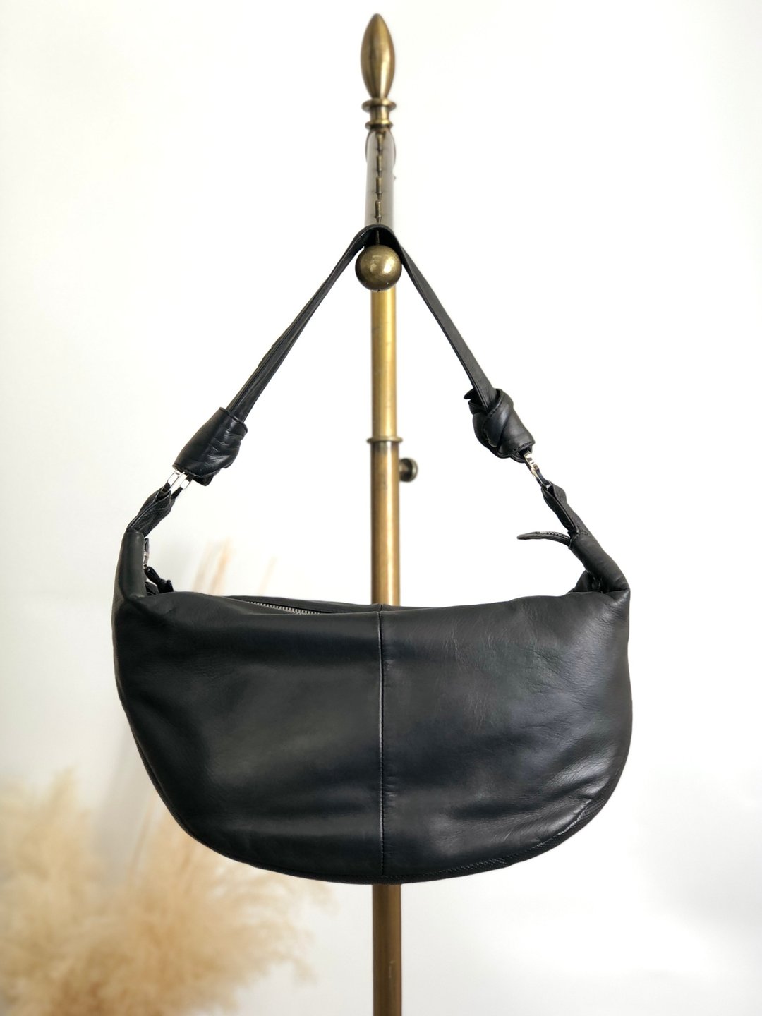 【日本直送 名牌中古包】LOEWE 罗威 经典黑色压纹皮革 弧形肩背包 vintage yzt8gu - 侧背包/斜挎包 - 真皮 黑色