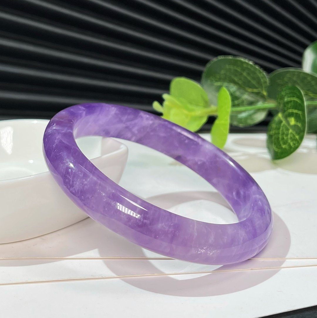 薰衣草紫玉手镯61MM 冰润透感星光紫色水晶手环 梦幻淡雅娇艳迷人 - 手链/手环 - 水晶 紫色