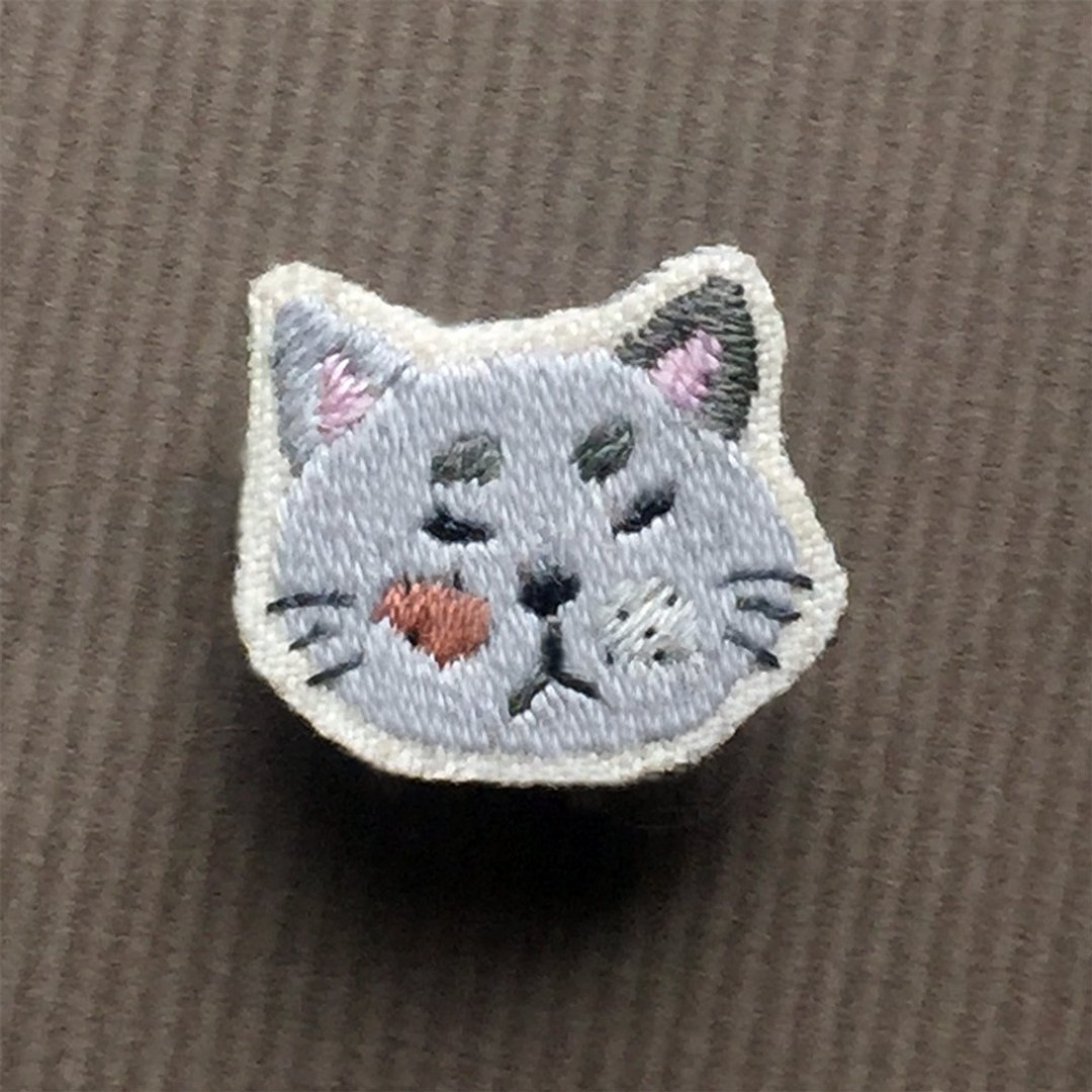 迷你手工刺绣胸针/别针 阿猫二号 - 胸针 - 绣线 多色