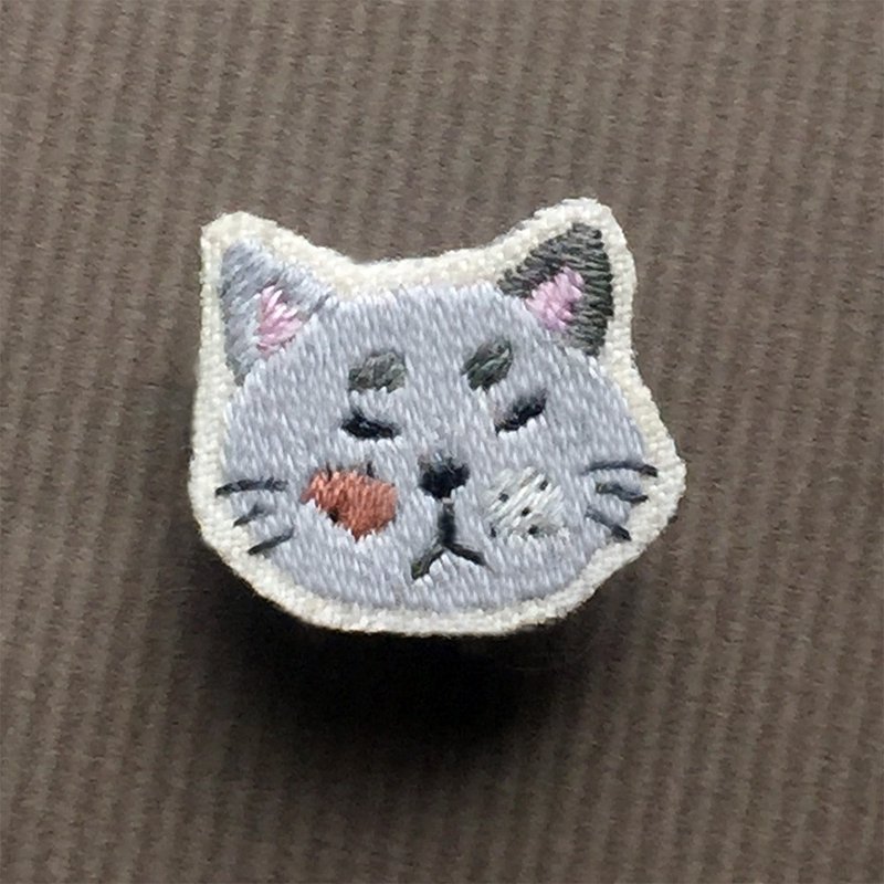 迷你手工刺绣胸针/别针 阿猫二号 - 胸针 - 绣线 多色