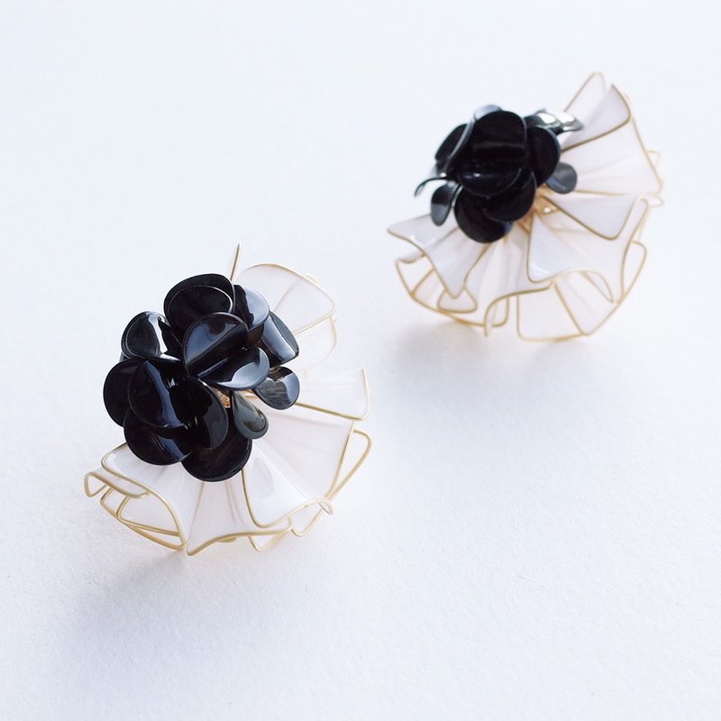 大公主花领耳环 - 黑白 . 树脂水晶花耳环 / 耳夹 - 耳环/耳夹 - 树脂 黑色