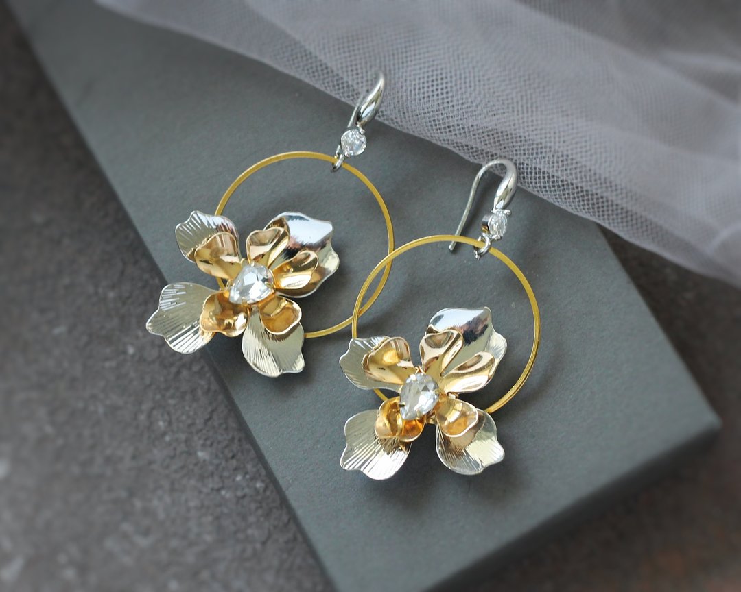 Wedding earrings silver and gold flower / Modern hoop earrings / Bridal earrings - 耳环/耳夹 - 银 银色