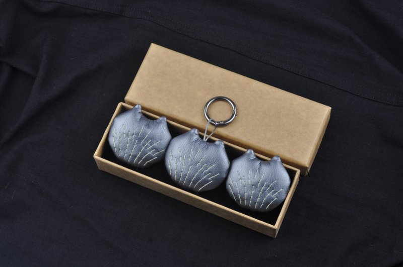 手工刺绣花火猫咪饰品3入 冰箱贴 钥匙扣吊饰 胸针 银色 - 吊饰 - 人造皮革 黑色