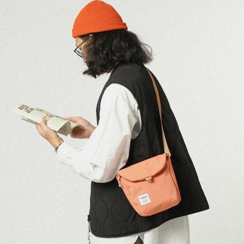 防泼水日常斜背包 DESI ECO 磁扣开口方便收纳 (淡橙) - 侧背包/斜挎包 - 环保材料 橘色