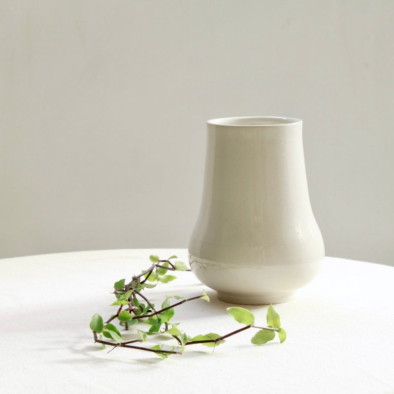 【日常花器】宽底圆白瓷花器-亮白 - 花瓶/陶器 - 瓷 白色