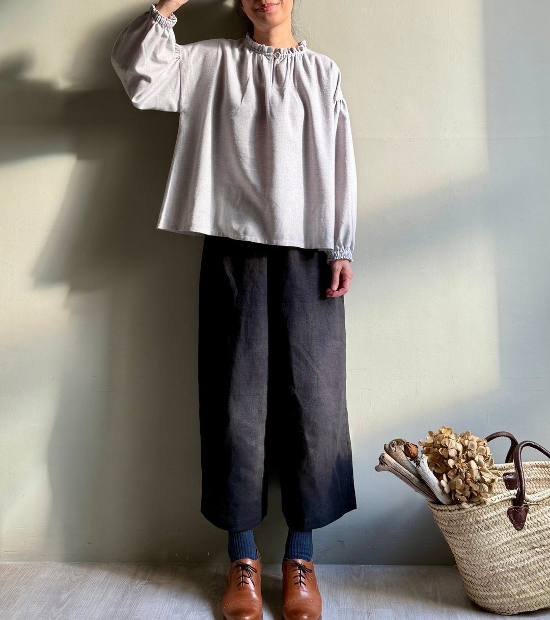 温柔晨光/薏仁灰人字色织荷叶小立领开扣细折长袖/澎澎袖上衣 - 女装上衣 - 棉．麻 