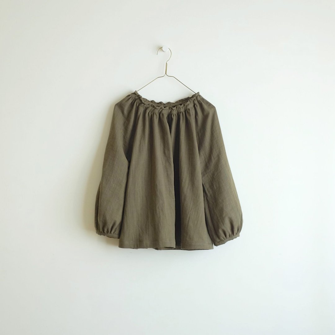 日常手作服 苔绿色泡泡袖松紧罩衫 纯棉二重纱 - 女装上衣 - 棉 绿色
