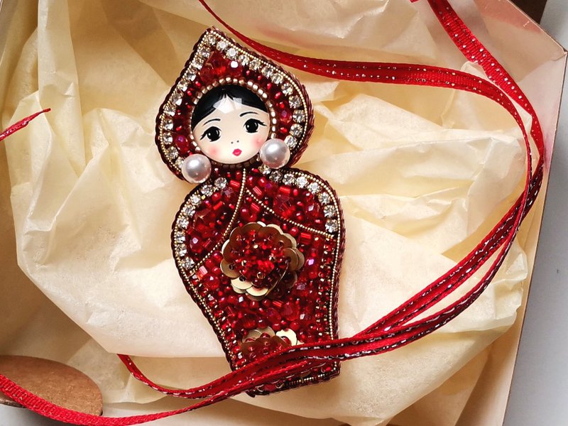 紅色套娃 Red matryoshka Russian style nesting doll jewelry brooch beaded - 胸针 - 其他材质 红色