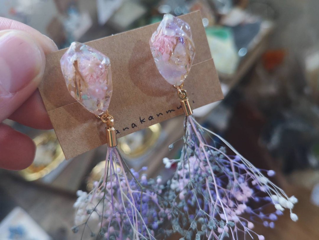 Flower bouquet and crystal earrings. hana no toiki - 耳环/耳夹 - 树脂 紫色