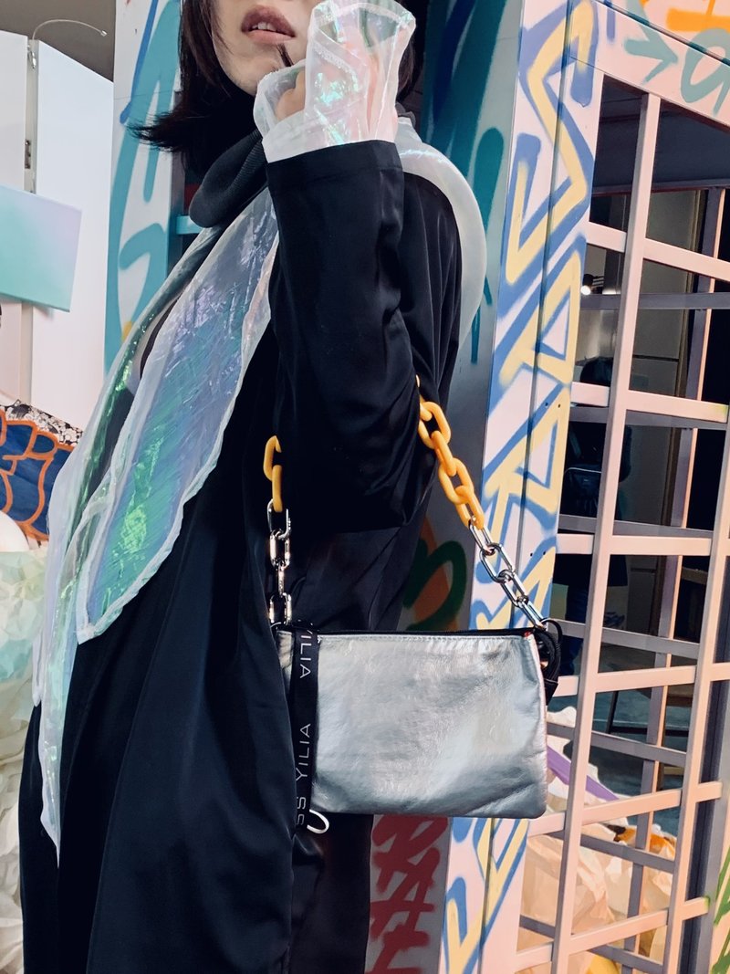 MISS YILIA时尚休闲百搭轻旅行大容量男女包包斜挎手拿包银色中性 - 侧背包/斜挎包 - 其他人造纤维 银色