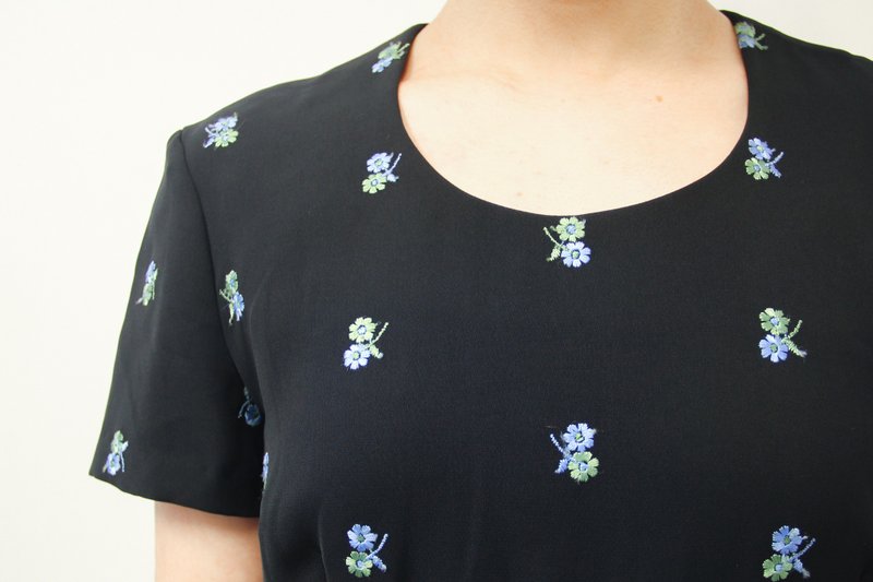 …｛橡子女孩::古着洋装｝黑色小碎花短袖洋装 - 洋装/连衣裙 - 聚酯纤维 黑色