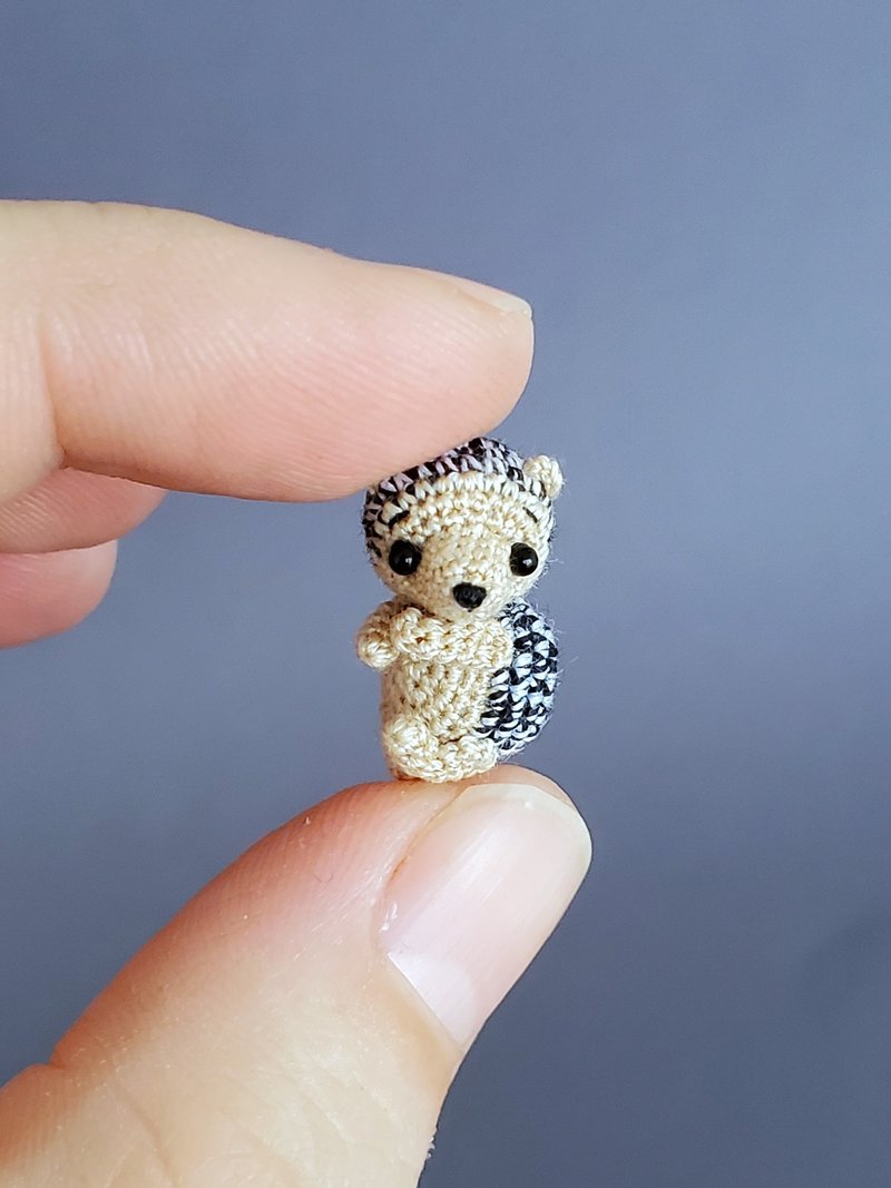 Extreme micro crocheted hedgehog. Dollhouse miniature. Amigurumi hedgehog toy. - 玩偶/公仔 - 棉．麻 灰色