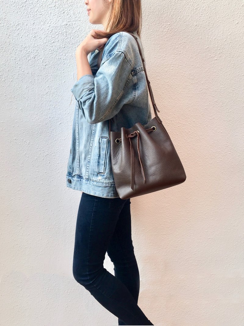 啡色真皮水桶包 配间条里布 肩带长度可调较 - 侧背包/斜挎包 - 真皮 咖啡色